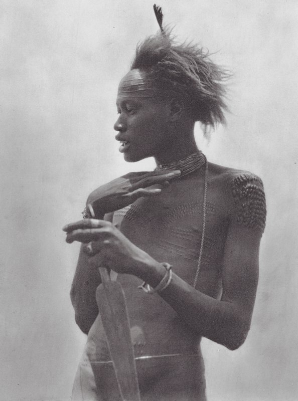 Afrikka: Nuer-soturi, jolla on heimomerkki otsassa (s/w-kuva). tekijältä Hugo Adolf Bernatzik
