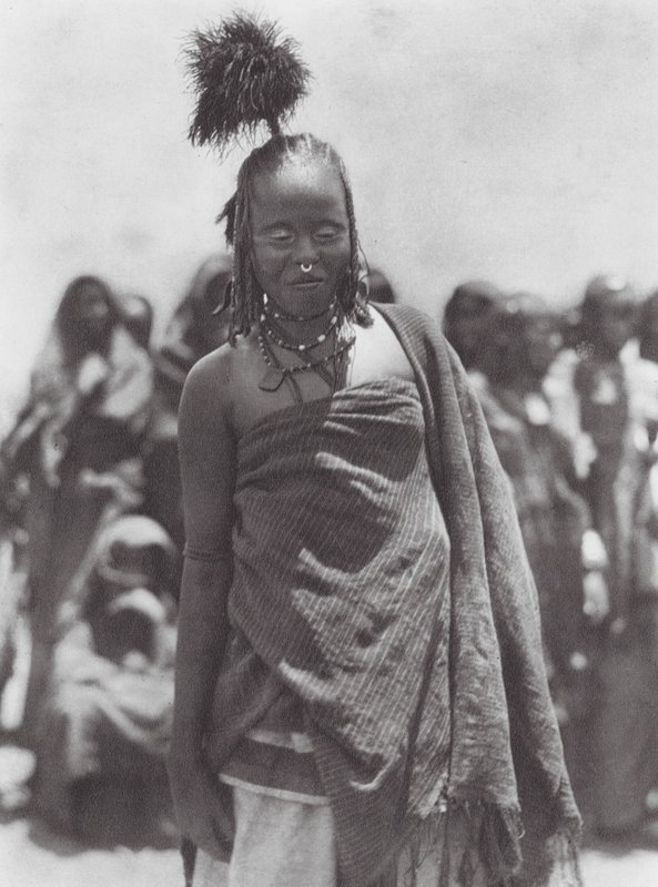 Afrikka: Aulad Hamidien strutsinsulkapäähine (s/w-kuva). tekijältä Hugo Adolf Bernatzik