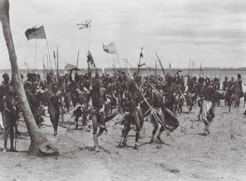 Afrikka: Shilluk hautajaisseremonia lähellä Tongaa (s/w-kuva). tekijältä Hugo Adolf Bernatzik