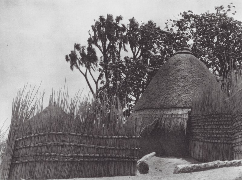 Afrikka: Shilluk-temppeli (s/w-kuva). tekijältä Hugo Adolf Bernatzik