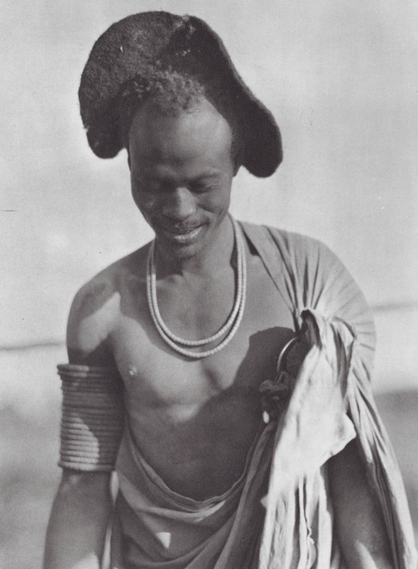 Afrikka: Shilluk-soturi, jolla on huppukampaus (s/w-kuva). tekijältä Hugo Adolf Bernatzik
