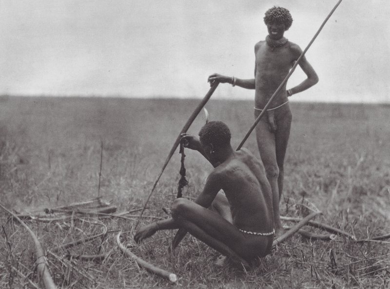 Afrikka: Shilluk-soturit lepäämässä (s/w-kuva). tekijältä Hugo Adolf Bernatzik