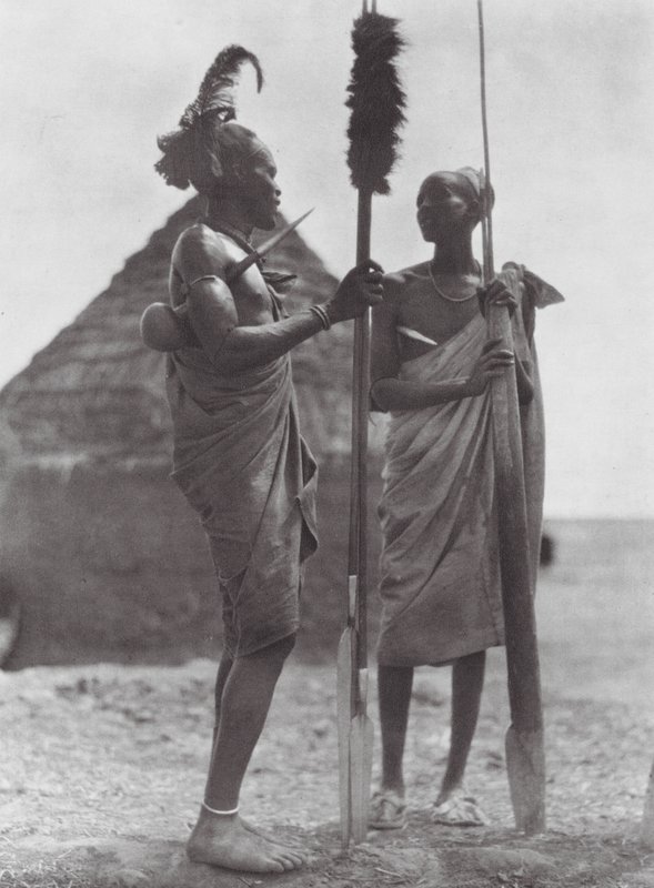Afrikka: Shillukit festivaalipuvussa (s/w-kuva). tekijältä Hugo Adolf Bernatzik
