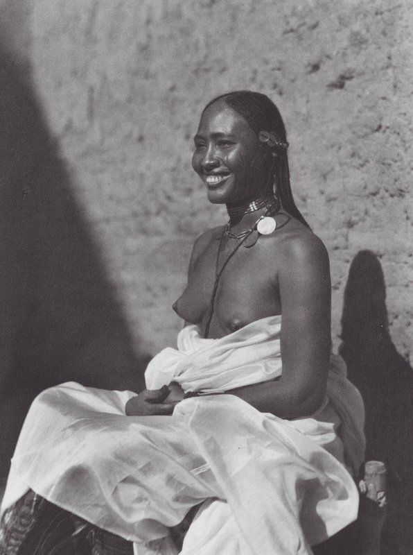 Afrikka: Sudanilainen nainen Omdurmanista (s/w-kuva). tekijältä Hugo Adolf Bernatzik
