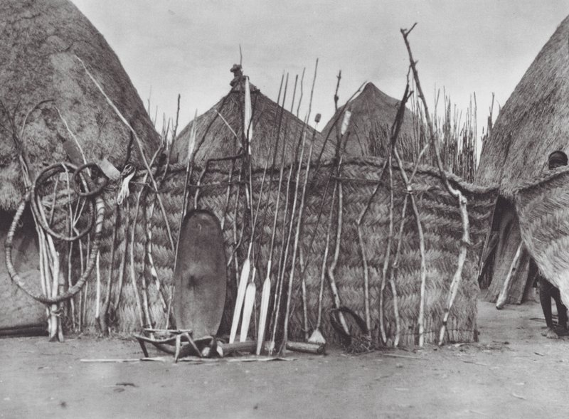 Afrikka: Shilluk-päällikön omaisuus (s/w-kuva). tekijältä Hugo Adolf Bernatzik