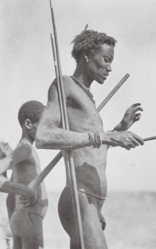 Nuer-mies (s/w-kuva) tekijältä Hugo Adolf Bernatzik