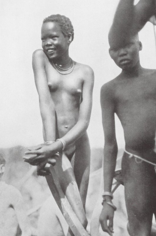 Nuer, tyttö ja poika (s/w-kuva) tekijältä Hugo Adolf Bernatzik