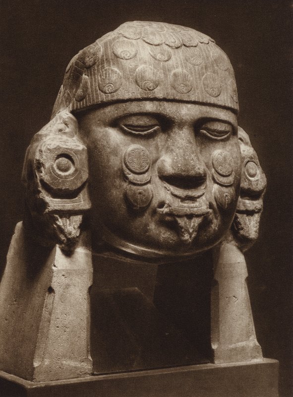 Meksiko: Coyolxauhqui-jumalattaren dioriittipää, kansallismuseo (s/w-kuva). tekijältä Hugo Brehme