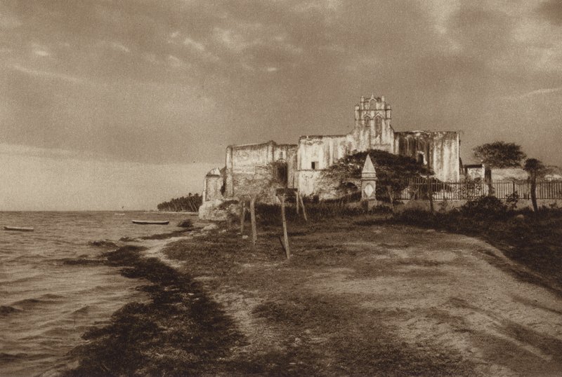 Meksiko: Campeche, San Franciscon luostarin raunio (s/w-kuva). tekijältä Hugo Brehme