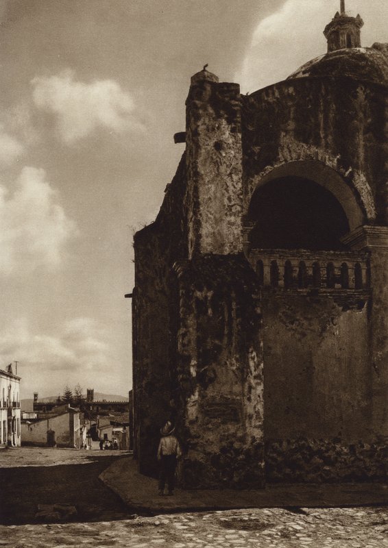 Meksiko: Cuernavaca, Katedraalin osittainen näkymä (s/w-kuva). tekijältä Hugo Brehme