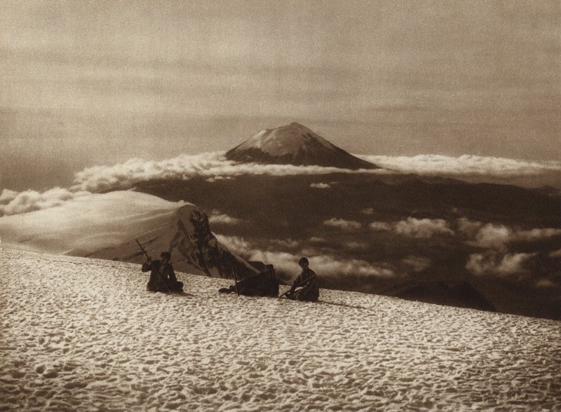 Meksiko: Iztaccihuatl ja näkymä Popocatepetliltä (s/w-kuva). tekijältä Hugo Brehme