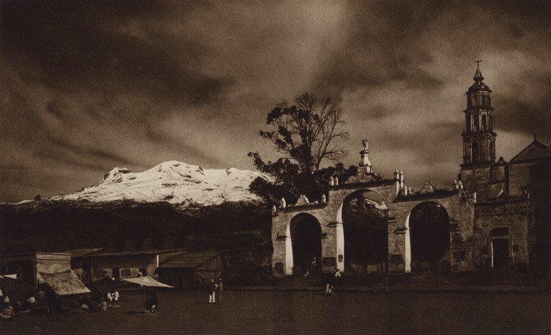 Meksiko: Iztaccihuatl, nähtynä Amecamecasta (s/w-kuva). tekijältä Hugo Brehme