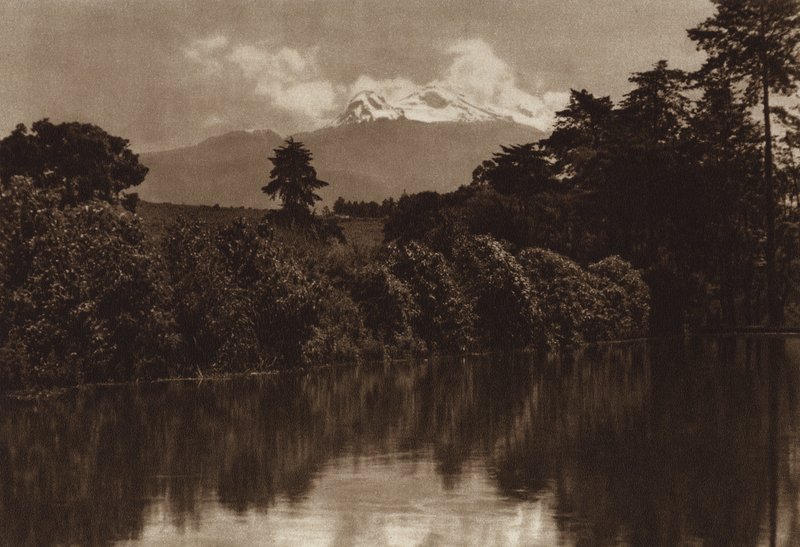 Meksiko: Iztaccihuatl Mirafloresista nähtynä (s/w-kuva). tekijältä Hugo Brehme
