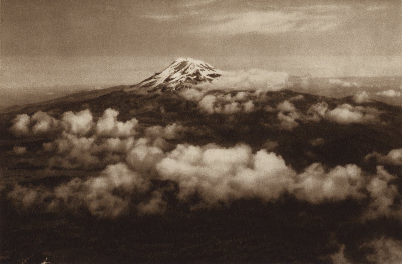 Meksiko: Iztaccihuatl, nähtynä Popocatepetlistä (s/w-kuva). tekijältä Hugo Brehme