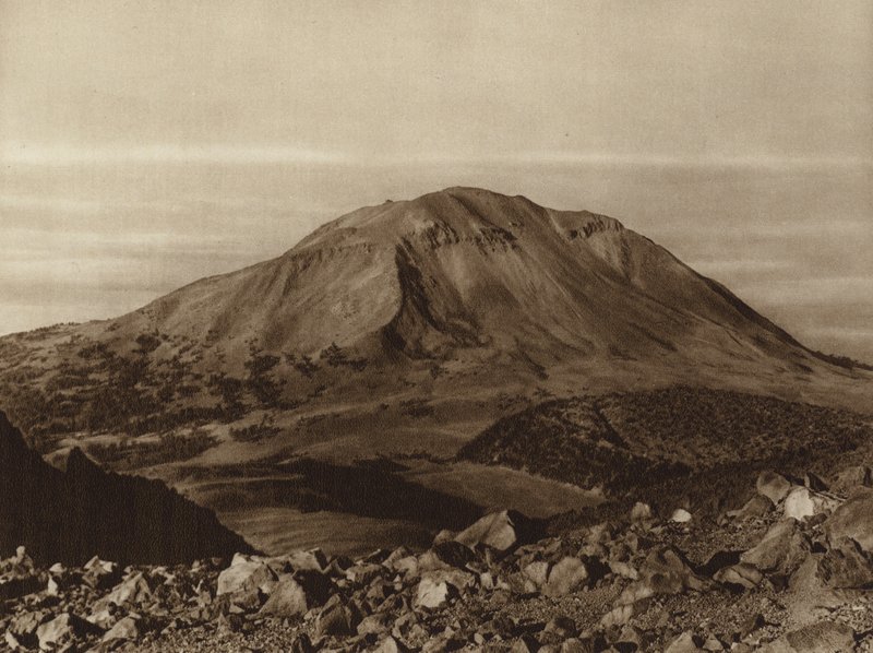 Meksiko: "Sierra Negra" Pico de Orizabalta nähtynä, Pueblan osavaltio (s/w-kuva). tekijältä Hugo Brehme