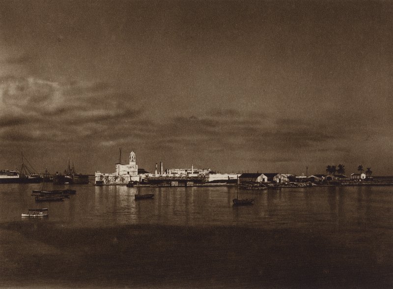Meksiko: panoraama Vera Cruzin satamasta ja San Juanin linnasta (s/w-kuva). tekijältä Hugo Brehme