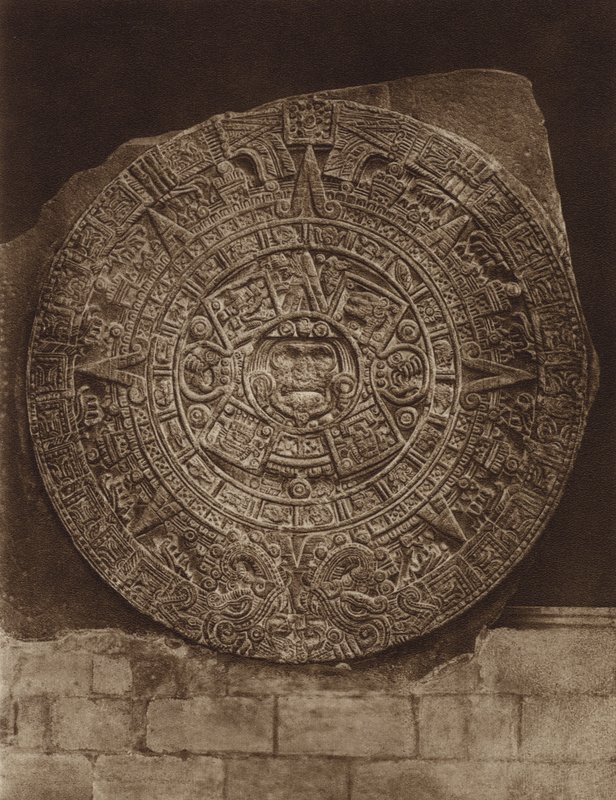 Meksiko: atsteekkien almanakkakivi eli "Piedra del Sol", Kansallismuseo (s/w-kuva). tekijältä Hugo Brehme