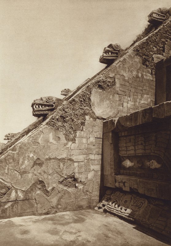 Meksiko: San Juan Teotihuacan, Quetzalcouatlin pyramidin portaiden veistokset linnoituksen keskellä, länsijulkisivu (s/w-kuva). tekijältä Hugo Brehme