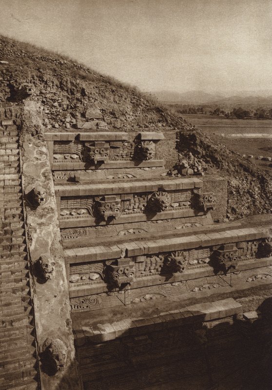 Meksiko: San Juan Teotihuacan, kiviveistoksia Quetzalcouatlin pyramidin länsijulkisivulla, pyramidi Citadelin keskellä (s/w-kuva). tekijältä Hugo Brehme
