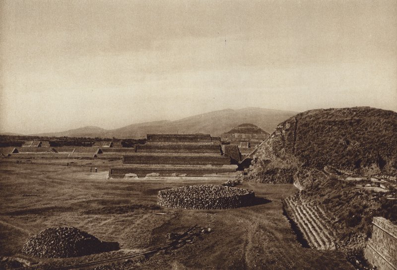Meksiko: San Juan Teotihuacan, näkymä linnoituksen terasseilta (s/w-kuva). tekijältä Hugo Brehme