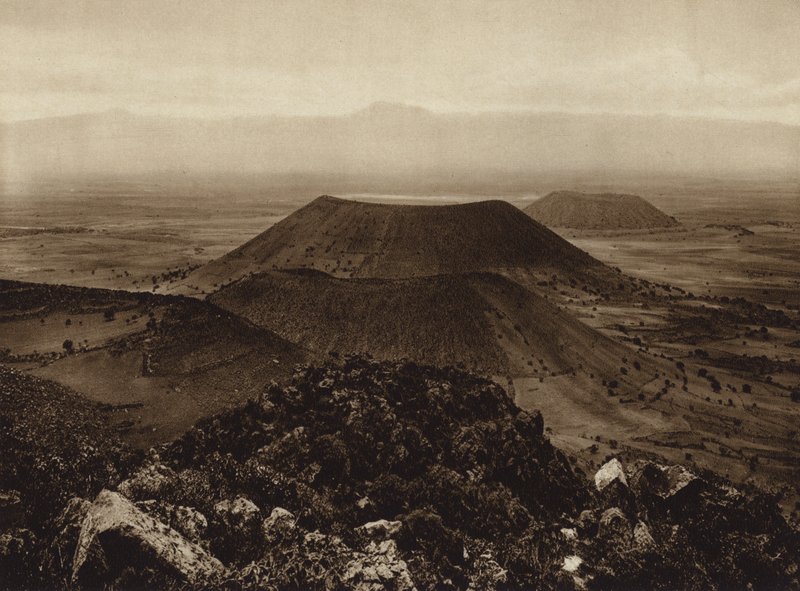 Meksiko: Santa Catarina ja La Caldera, sammuneet tulivuoret Meksikon pääkaupungin laitamilla (s/w-kuva). tekijältä Hugo Brehme