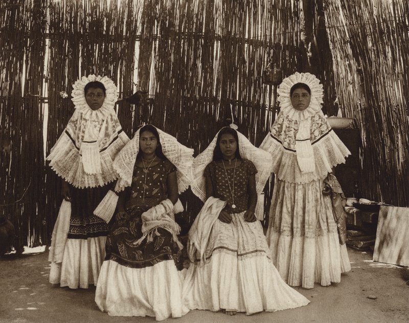 Meksiko: Tehuantepec, tyttö kansallispuvussa (s/w kuva) tekijältä Hugo Brehme