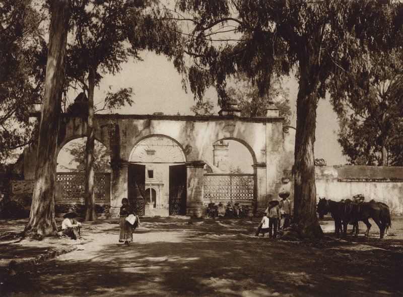 Meksiko: Xochimilco, kirkon sisäänkäynti (s/w-kuva). tekijältä Hugo Brehme
