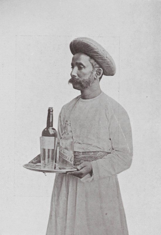 Bombay / Mumbai: Pöytäpoika (s/w valokuva) tekijältä Indian photographer