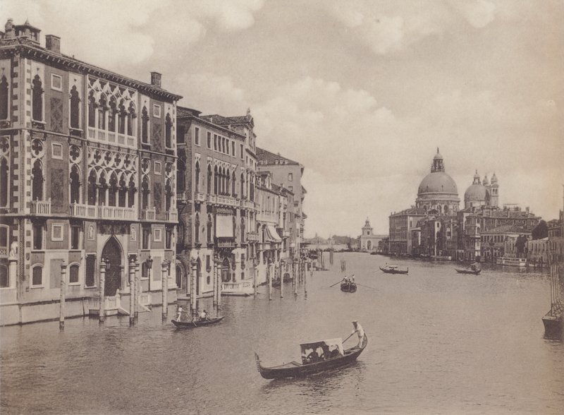 Canal Grande ja Salute Church (valkoinen kuva) tekijältä Italian Photographer