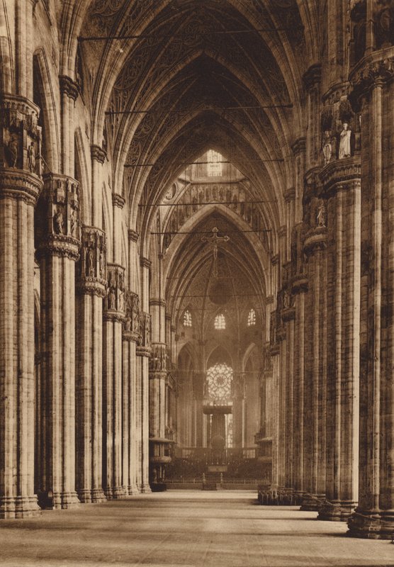 Duomo di Milano: Sisätilat, keskilaiva (s/w valokuva) tekijältä Italian Photographer