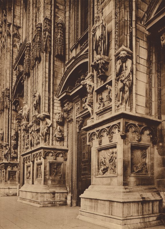 Duomo di Milano: Yksityiskohta julkisivusta (s/w-kuva) tekijältä Italian Photographer
