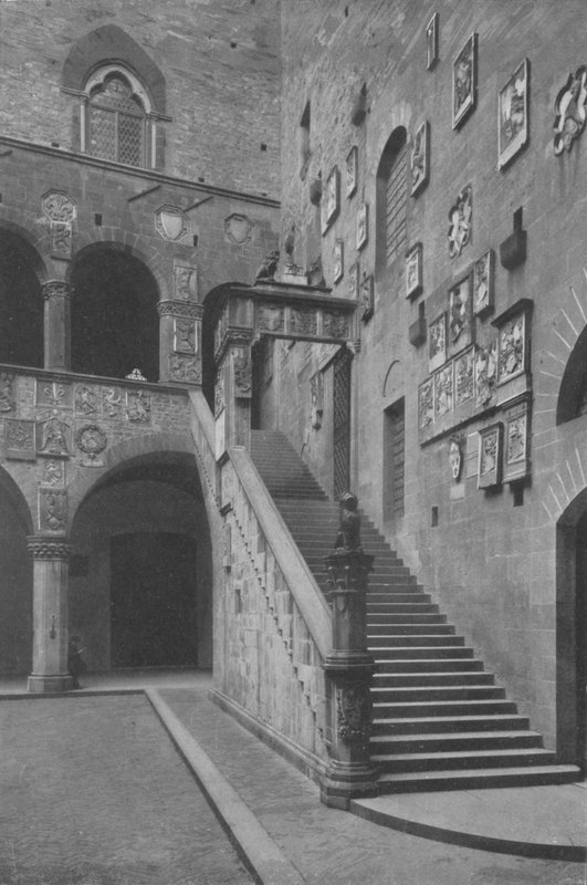 Firenze, Palazzo del Podestan sisäpiha ja portaat (valkoinen kuva) tekijältä Italian Photographer