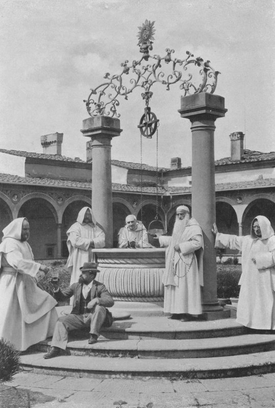 Firenze, ympäristö, Certosa, suuren luostarissa oleva kaivo (valkoinen kuva) tekijältä Italian Photographer
