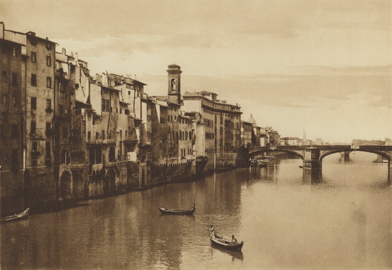 Firenze / Firenze: Näkymä Arnoon Ponte a S Trinitan kanssa (valkoinen kuva) tekijältä Italian Photographer