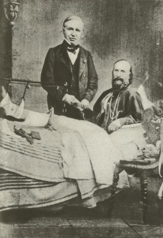 Garibaldi, haavoittunut taistelussa lääkärinsä kanssa (m/w kuva) tekijältä Italian Photographer