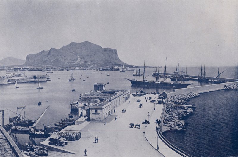 Italia: Palermo, Monte Pellegrino ja satama (m/w kuva) tekijältä Italian Photographer
