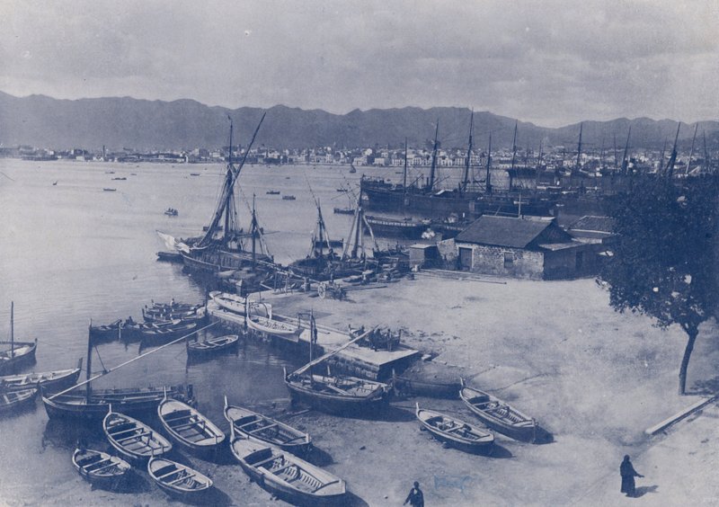 Italia: Palermo, satama ja kaupungin panoraama (m/w kuva) tekijältä Italian Photographer