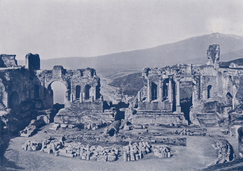 Italia: Taormina, Sisilia, kreikkalaisen teatterin rauniot ja Etna-vuori (m/v kuva) tekijältä Italian Photographer