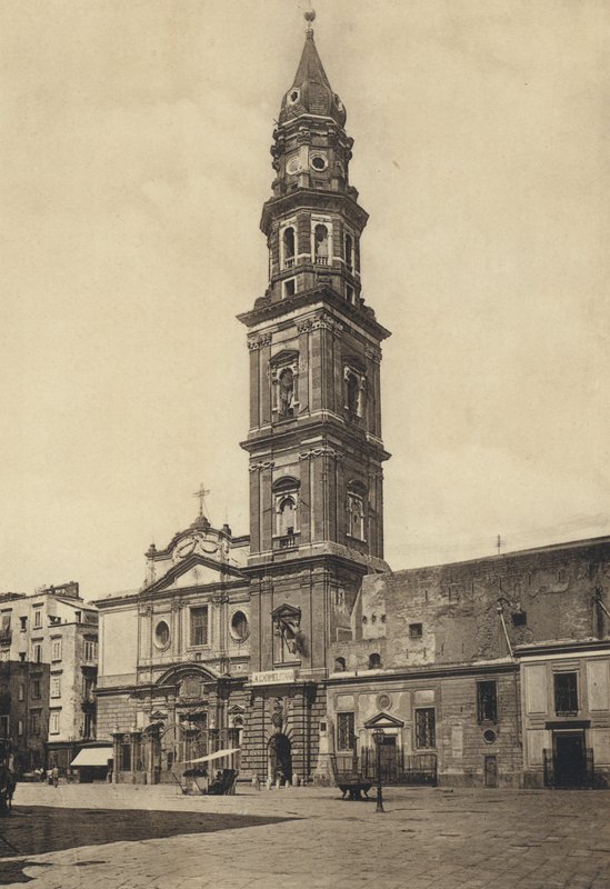 Napoli: kirkko ja Piazza Del Carmine (valkoinen kuva) tekijältä Italian Photographer