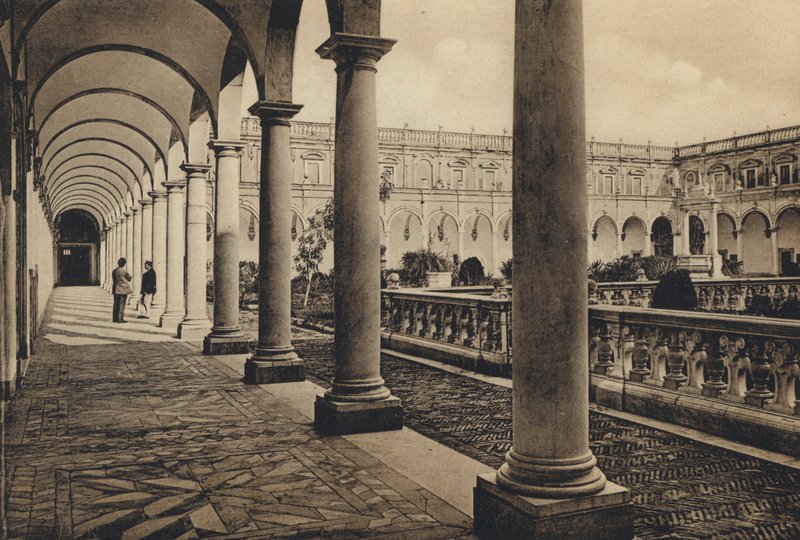 Napoli: Chiostro Di S Martino (valkoinen kuva) tekijältä Italian Photographer