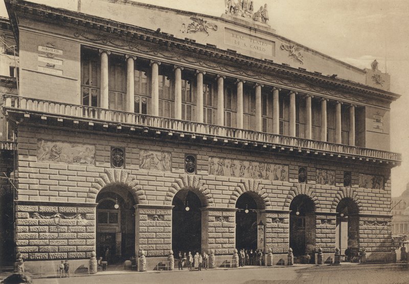 Napoli: S Carlo -teatterin julkisivu (valkoinen kuva) tekijältä Italian Photographer