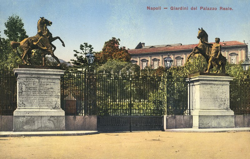 Napoli, Italia, Kuninkaanlinnan puutarhat tekijältä Italian Photographer