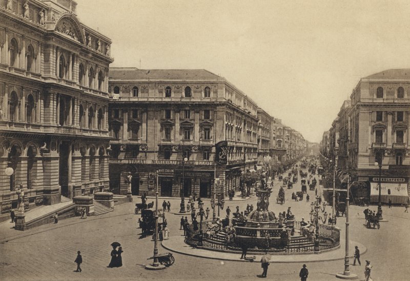 Napoli: Piazza Della Borsa ja Rettifilo Corso Umberto I (valkoinen kuva) tekijältä Italian Photographer
