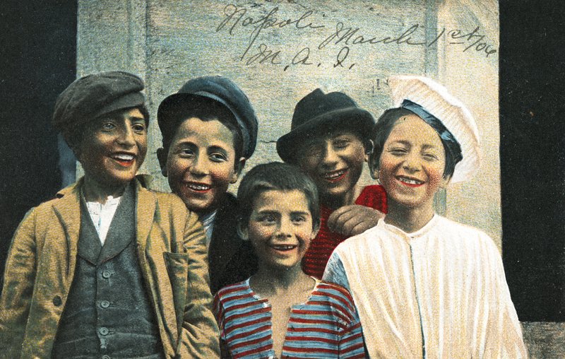 Uuspoliittinen pojat nauravat ja hymyilevät tekijältä Italian Photographer