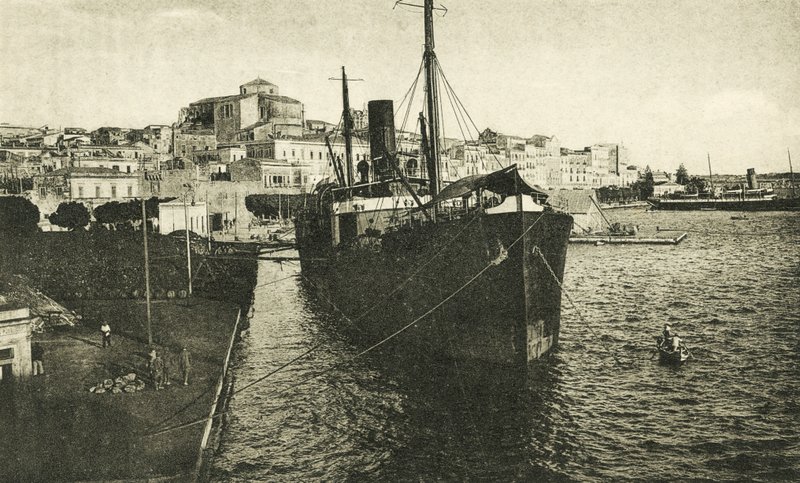 Panoraama satamasta (s/w valokuva) tekijältä Italian Photographer