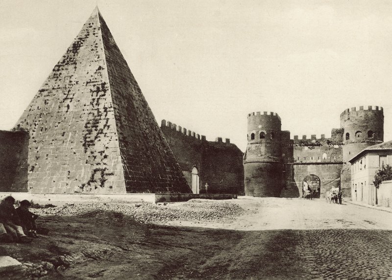 Caius Cestiuksen pyramidi tekijältä Italian Photographer