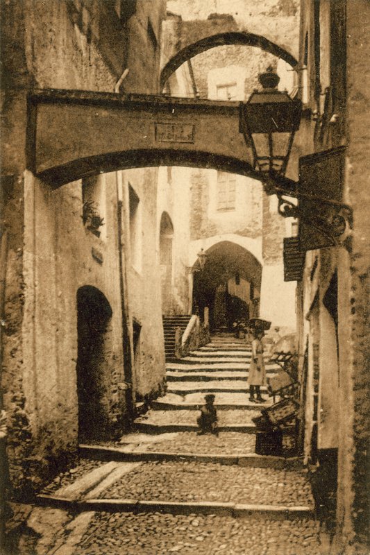 Sanremo, Vanhakaupunki, Via Santa Brigida (valkoinen kuva) tekijältä Italian Photographer