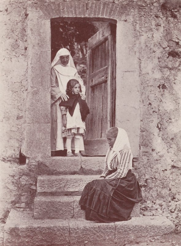 Sisilia: luostarin portaalissa (s/w-kuva) tekijältä Italian Photographer