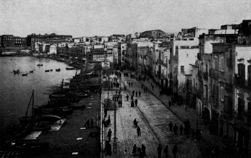 Taranto, Vanha kaupunki, Panoraama (valkoinen kuva) tekijältä Italian Photographer