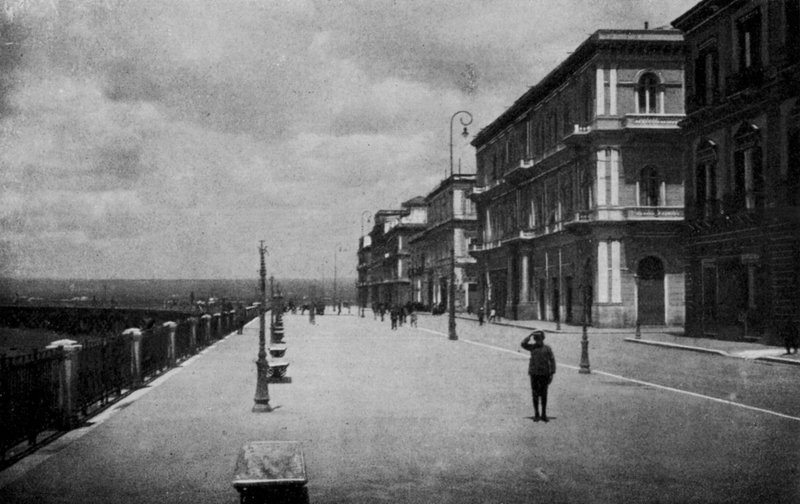 Taranto, Corso ai due mari (valkoinen kuva) tekijältä Italian Photographer